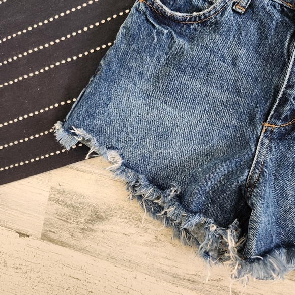 Marine Layer Sasha Denim Shorts Medium Wash Distressed Size 25 - Picture 3 of 8